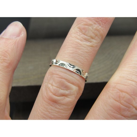 Size 5 Sterling Silver Petite Cool Textured Pattern Band Ring - Picture 2 of 7